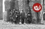 عکس| سفر زمان؛ مردان روستایی عهد قاجار در کنار دروازۀ ملل تخت جمشید