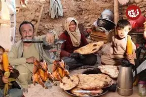 ببینید| غذای روستایی در افغانستان؛ کباب مرغ و پخت نان در تنور زیر زمینی