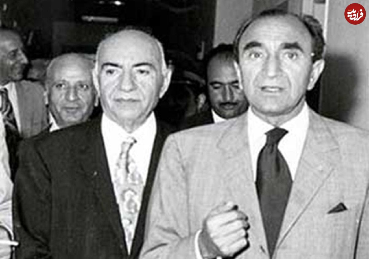 سفر در زمان؛ یادداشت‌های علم، شنبه ۱۹ اسفند ۱۳۵۱: یک کسی صورت مذاکرات بین کمپانی‌های نفتی را در لندن برایم آورد؛ شاید تقلبی بود، ولی جالب بود