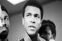 عکس| سفر در زمان؛ «محمدعلی کلی» در حال ورزش کردن در کالیفرنیا؛ سال 1341