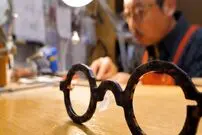 ببینید| فرآیند ساخت عینک‌های دست‌ساز با طراحی منحصربه‌فرد در کره جنوبی