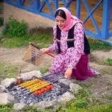ببینید| غذای روستایی در ایران؛ تهیه کباب کوبیده با مرغ در جنگل