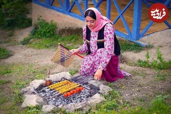 ببینید| غذای روستایی در ایران؛ تهیه کباب کوبیده با مرغ در جنگل