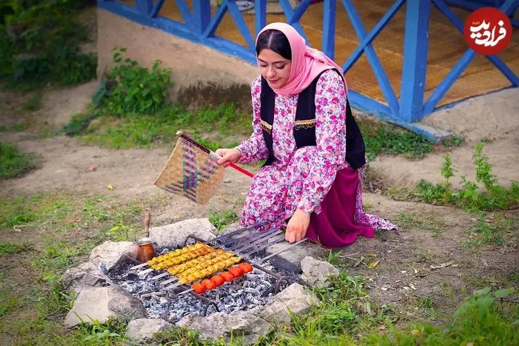 ببینید| غذای روستایی در ایران؛ تهیه کباب کوبیده با مرغ در جنگل
