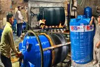 ببینید؛ فرآیند تماشایی تولید تانکرهای آب پلاستیکی در کارگاهی در پاکستان