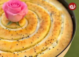 طرز تهیه کیک پنیری حلزونی؛ کیک وانیلی با روکش پنیری