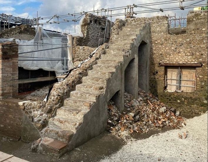 پلکان دو هزارساله‌ای که از «آتشفشان» جان سالم به در برده است