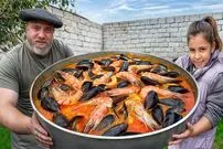ببینید| غذای روستایی در آذربایجان؛ پخت خوراک با میگو ببری و صدف
