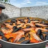 ببینید| غذای روستایی در آذربایجان؛ پخت خوراک با میگو ببری و صدف