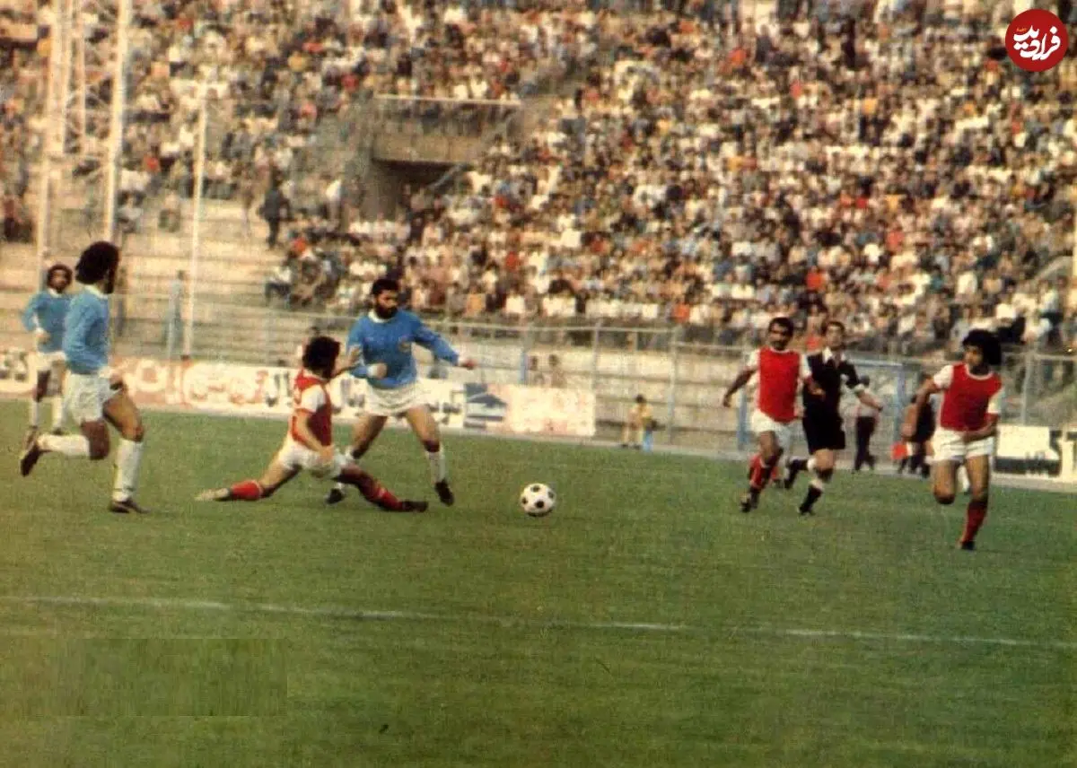 عکس؛ سفر در زمان؛ طرفداران پرسپولیس با تابلوی عدد ۶ سکوهای ورزشگاه را پر کردند!