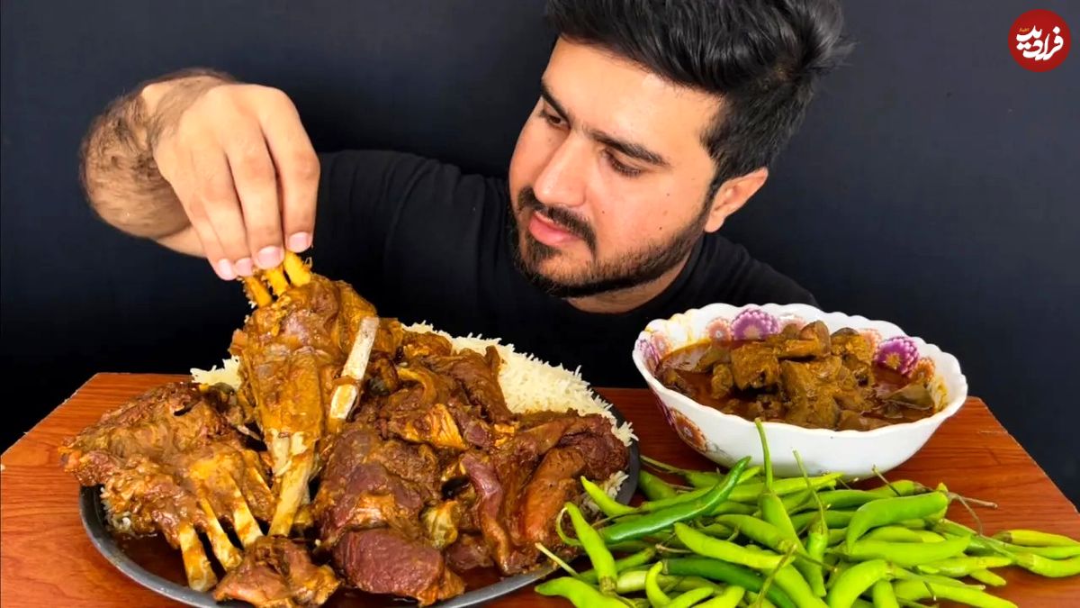 (ویدئو) غذا خوردن با صدا؛ خوردن 3 کیلوگرم چلو دنده و جگر مرغ توسط جوان مشهور پاکستانی