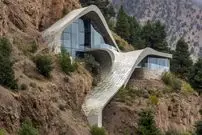 تصاویر؛ طرح‌های مفهومی ویلاهای مدرن با معماری ارگانیک در جان کوهستان 