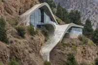 تصاویر؛ طرح‌های مفهومی ویلاهای مدرن با معماری ارگانیک در جان کوهستان 