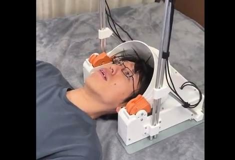 (ویدیو) اختراع عجیب مخترع بیکار ژاپنی: محافظت از صورت شما هنگام سقوط تلفن همراه 