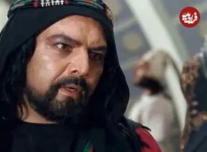 عکس| سفر زمان؛ تیپ و چهرۀ «فریبرز عرب‌نیا» در لس‌آنجلس روی صحنه تئاتر