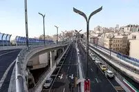 ببینید؛ مردی که برای شارژ موبایل لای پل صدر تهران گیر کرد!