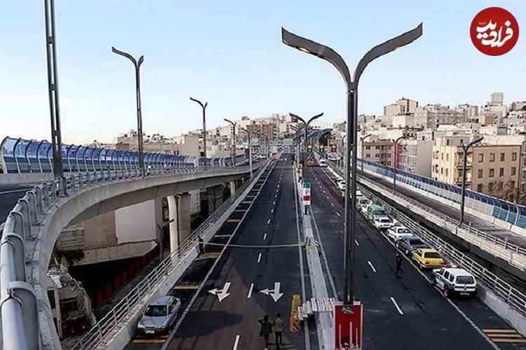 ببینید؛ مردی که برای شارژ موبایل لای پل صدر تهران گیر کرد!