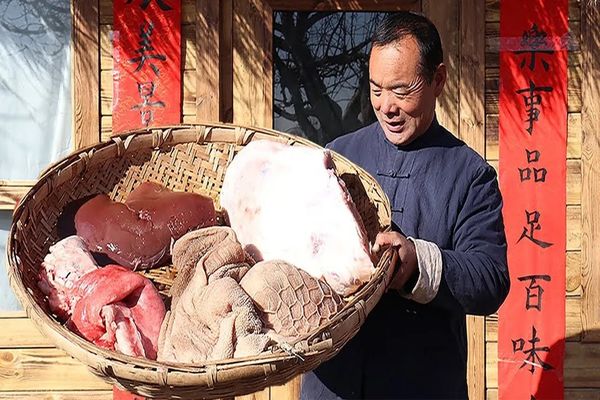 (ویدئو) غذای روستایی در چین؛ پخت یک غذای خلاقانه با گوشت، سیرابی و جگر