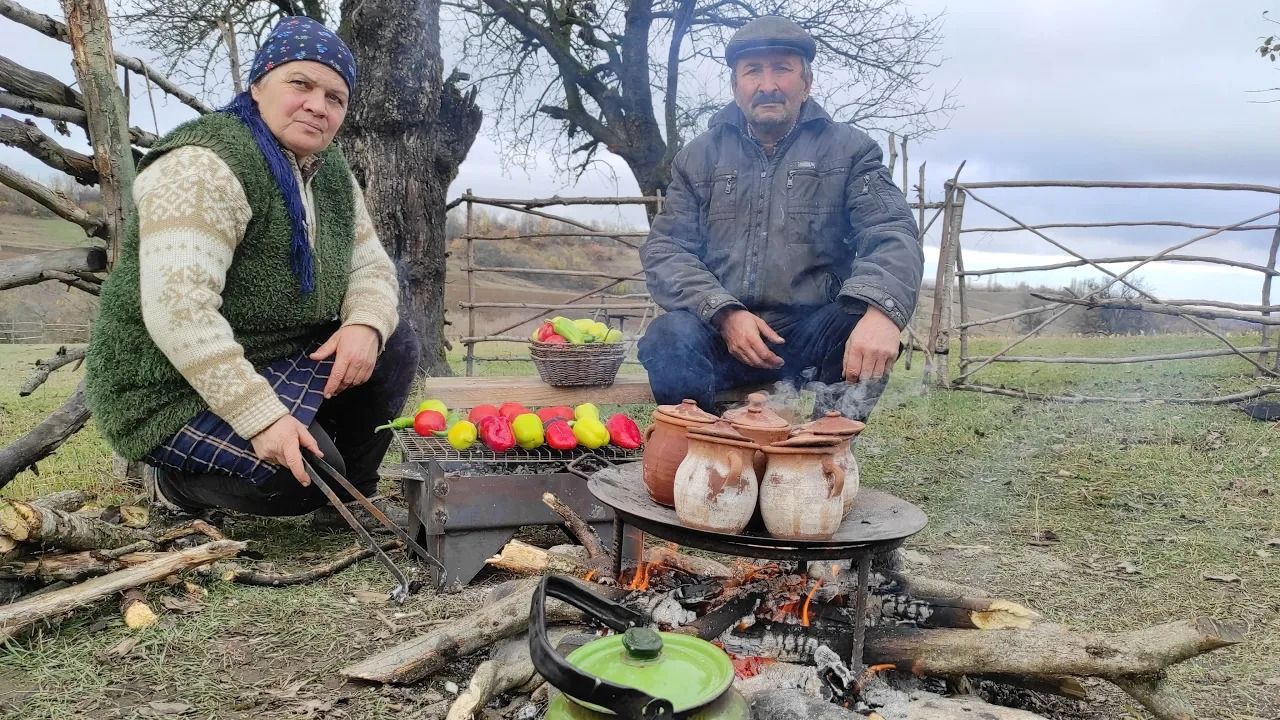 (ویدئو) پخت متفاوت دیزی سفالی به سبک یک زوج روستایی ترکیه ای