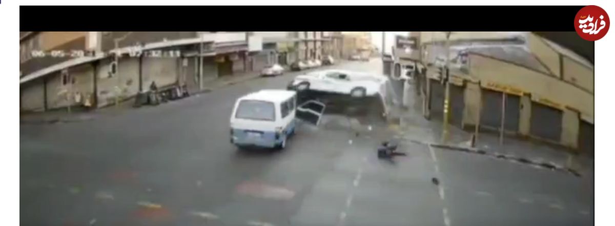 (ویدئو) معجزه باورنکردنی؛ پرت شدن مرد جوان وسط خیابان بعد از تصادف شدید دو خودروی ون