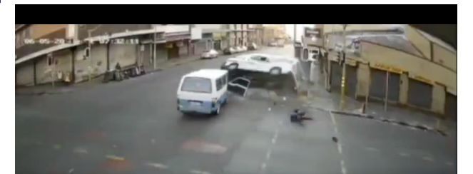 (ویدئو) معجزه باورنکردنی؛ پرت شدن مرد جوان وسط خیابان بعد از تصادف شدید دو خودروی ون