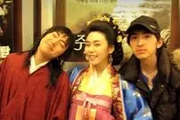 عکس| سفر زمان؛ «سولان، زن تسو» در حال کتاب خواندن برای دخترش در تختخواب؛ 15 سال بعد از «جومونگ»