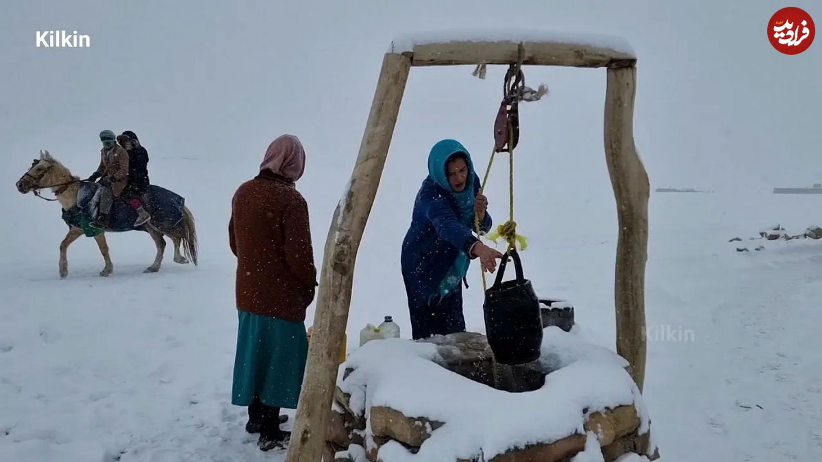 (ویدئو) روش جالب بانوی عشایر افغان در تهیه یک غذای محلی در هوای برفی