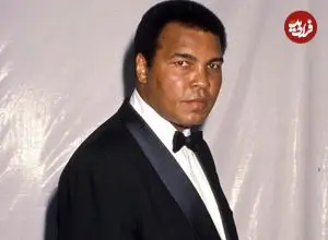 عکس| سفر در زمان؛ «محمدعلی کلی» در حال قایق سواری روی رود نیل در قاهره؛ سال 1342