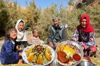 ببینید| غذای روستایی در افغانستان؛ پخت زرشک پلو با مرغ توسط زوج افغان در کنار رودخانه