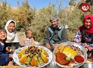 ببینید| غذای روستایی در افغانستان؛ پخت زرشک پلو با مرغ توسط زوج افغان در کنار رودخانه