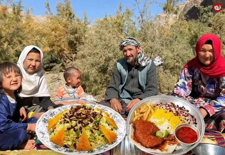 ببینید| غذای روستایی در افغانستان؛ پخت زرشک پلو با مرغ توسط زوج افغان در کنار رودخانه
