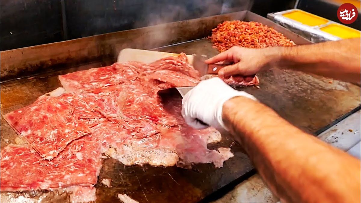 ببینید؛ غذای خیابانی در آمریکا؛ تهیه ساندویچ محبوب استیک فیلی چیز در شیکاگو