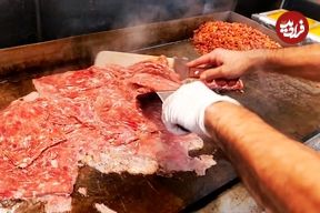 ببینید؛ غذای خیابانی در آمریکا؛ تهیه ساندویچ محبوب استیک فیلی چیز در شیکاگو