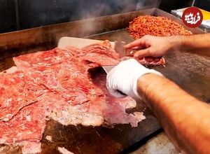 ببینید؛ غذای خیابانی در آمریکا؛ تهیه ساندویچ محبوب استیک فیلی چیز در شیکاگو