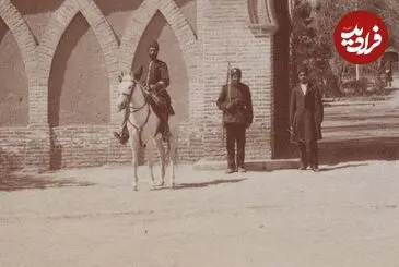 عکس| سفر زمان؛ سربازان قاجاری جلوی در سفارت انگلیس؛ 140 سال قبل