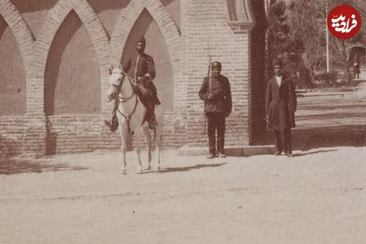 عکس| سفر زمان؛ سربازان قاجاری جلوی در سفارت انگلیس؛ 140 سال قبل