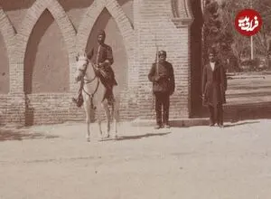 عکس| سفر زمان؛ سربازان قاجاری جلوی در سفارت انگلیس؛ 140 سال قبل