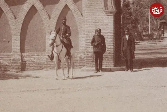 عکس| سفر زمان؛ سربازان قاجاری جلوی در سفارت انگلیس؛ 140 سال قبل