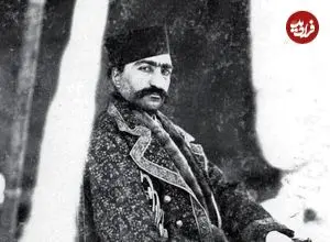 عکس| سفر به ایران قدیم؛ تصویری از «ناصرالدین شاه» روی پلکان عمارت «خوابگاه»