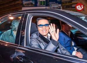 عکس؛ سفر در زمان؛ «امید، خواننده» در حال پیاده شدن از اتوبوس رزمنده ها؛ دهه 60