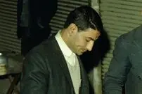 عکس| سفر به تهران قدیم؛ میوه‌فروش دوره‌گرد در بازار تهران؛ 59 سال قبل