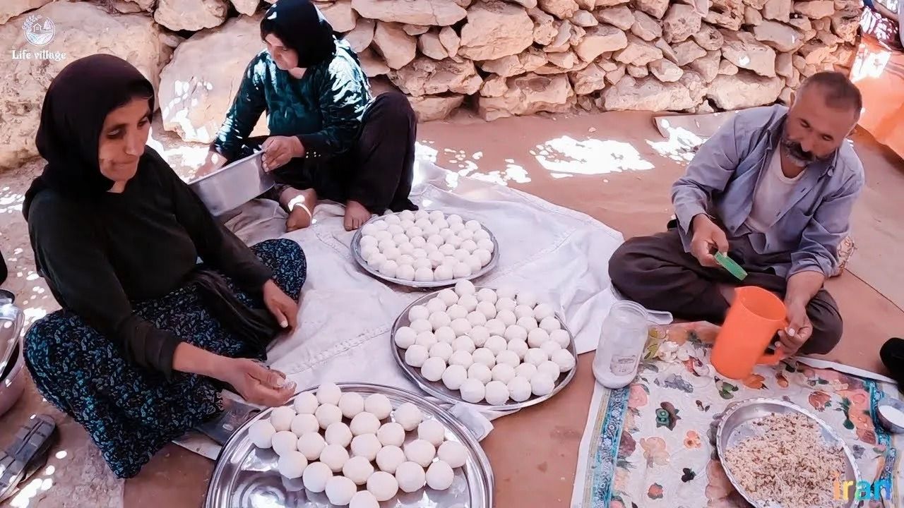 (ویدئو) فرآیند تماشایی درست کردن کشک توسط دو بانوی عشایر زاگرس نشین