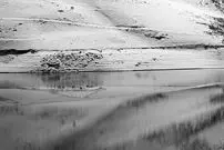 آب یک سد کشور یخ بست