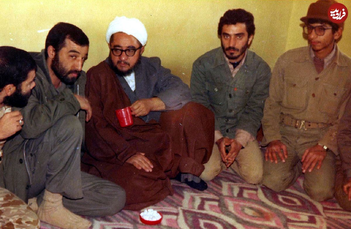 عکس؛ سفر در زمان؛ «محمدصادق خلخالی در منزل شخصی اش در قم»؛ دهه 70