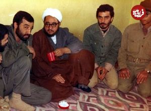 عکس؛ سفر در زمان؛ «محمدصادق خلخالی در منزل شخصی اش در قم»؛ دهه 70