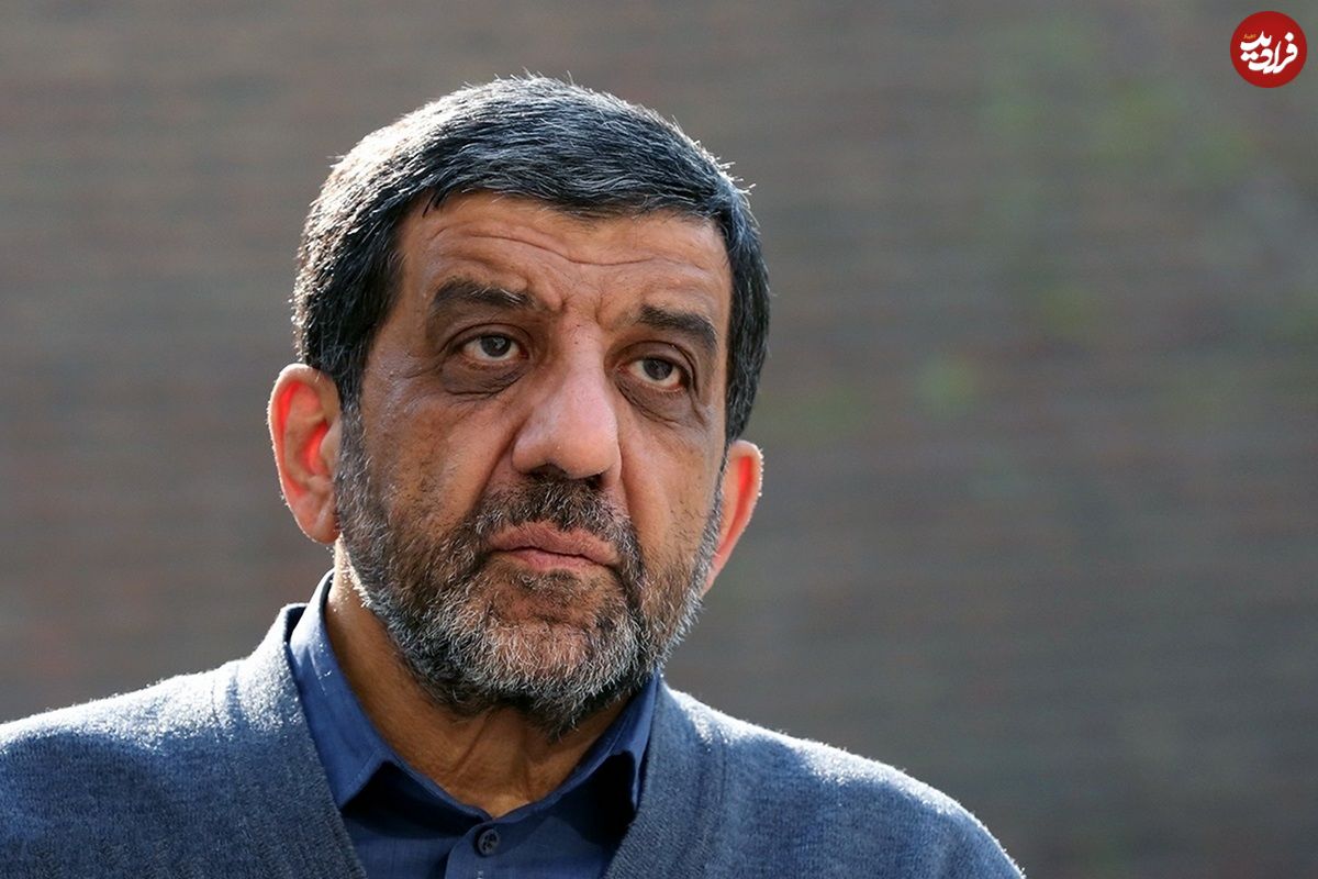 عکس؛ سفر در زمان؛ «روزی که عزت الله ضرغامی از دست سرلشکر فیروزآبادی درجه سرداری گرفت»