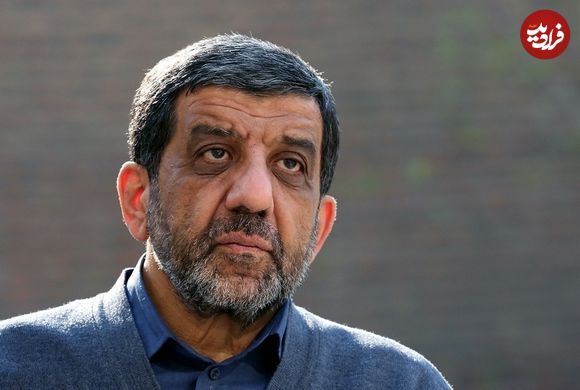 عکس؛ سفر در زمان؛ «روزی که عزت الله ضرغامی از دست سرلشکر فیروزآبادی درجه سرداری گرفت»