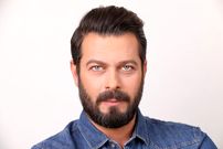 حمله روزنامه کیهان به پژمان بازغی بخاطر نخواندن سرود ملی؛ وضع مالی او خوب است