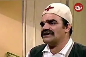 عکس| سفر در زمان؛ ژست «دکتر جکول» سریال شب های برره با یک مار پیتون؛ سال 1402