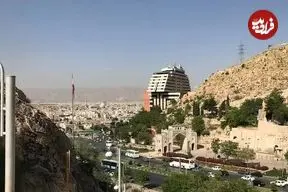عکس سفر به ایران قدیم؛ منظرۀ «تنگ الله‌اکبر و دروازه قرآن شیراز» در دوران قاجار